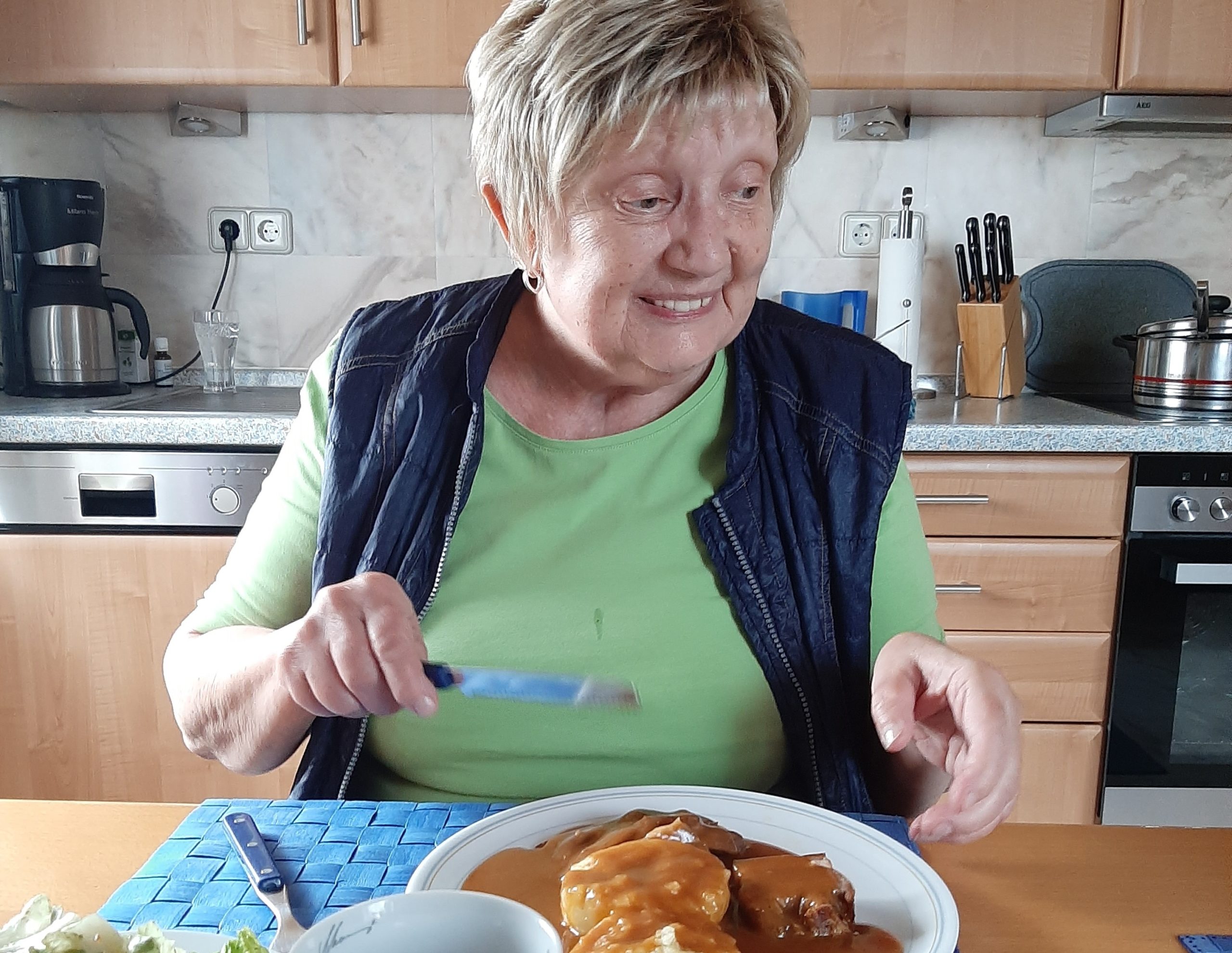 Maria Blank, 69, genießt ihren Sonntagsbraten.